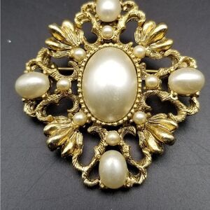 VINTAGE! Victorian Grandmothers Estate Faux Pearl Brooch. BR103